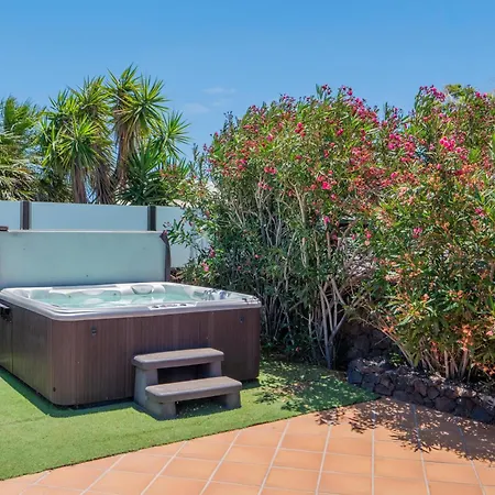 Piscine Jacuzzi Villa *
